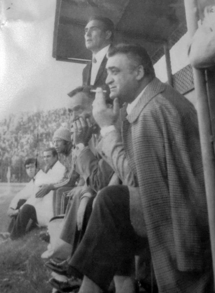 Una bella immagine (del fotografo Carlo Fortunato) del Presidente della Brindisi Sport Franco Fanuzzi. Qui in panchina mentre segue il Brindisi che ha guidato dal 1966 al 1974 portandolo dalla Serie D alla B.  L'8 maggio ricorre il 40° Anniversario della sua improvvisa e prematura morte. 