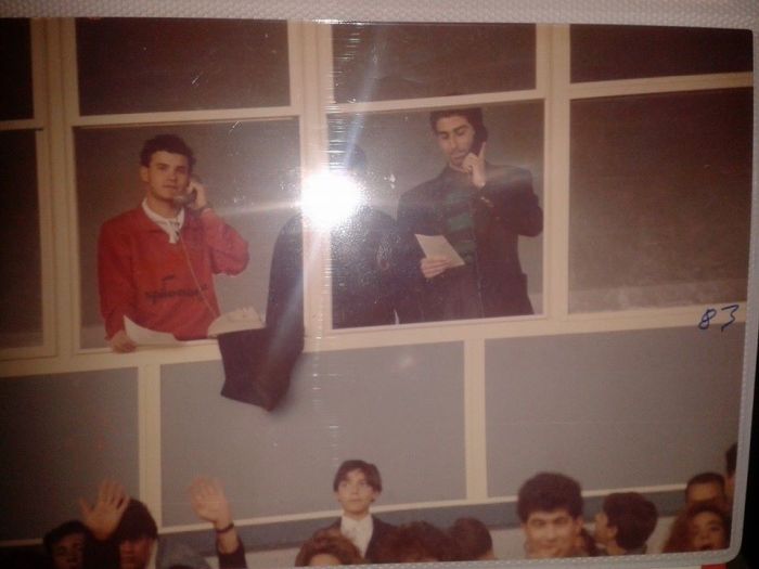 La foto mostra un giovanissimo dottor Furioso (con maglioncino rosso) nella tribuna stampa dello stadio comunale di Brindisi mentre effettua un collegamento radiofonico. Era la fine degli anni Ottanta. 